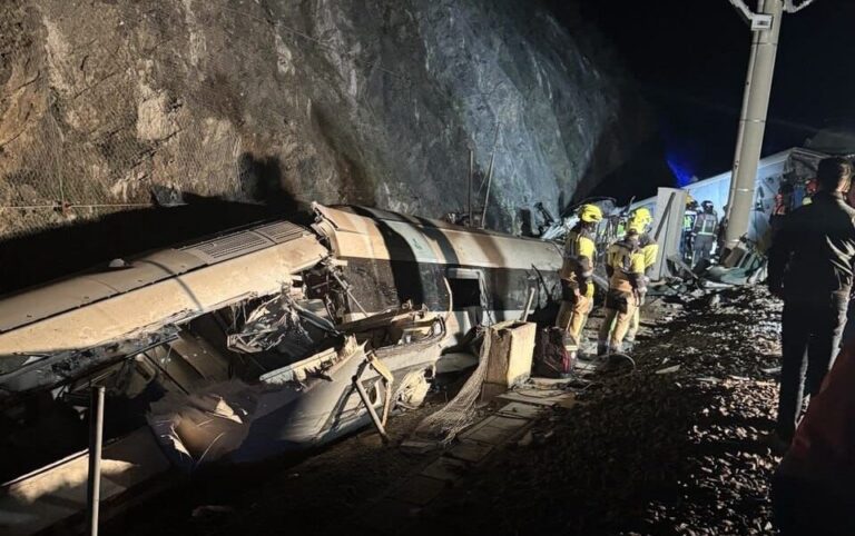 Μνήμες από τα Τέμπη ξυπνά η πολύνεκρη σύγκρουση των τρένων στην Ισπανία – Οι εργαζόμενοι είχαν προειδοποιήσει