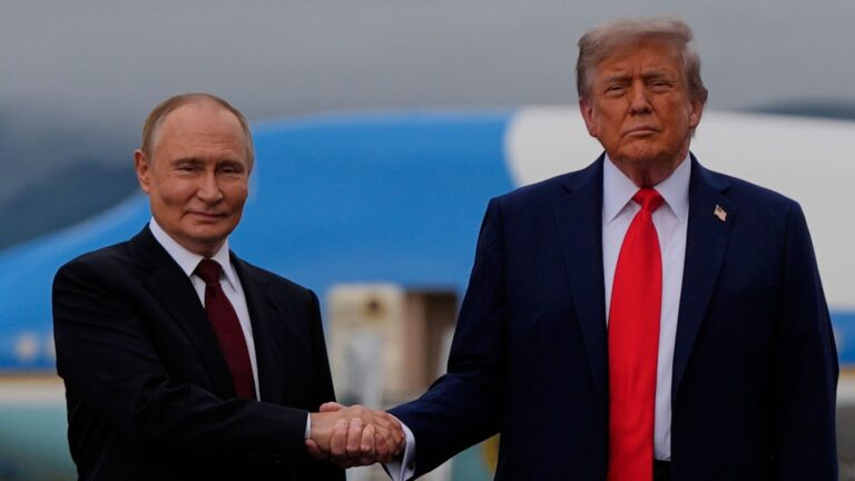 «H Ρωσία προσέφερε στις ΗΠΑ πλήρη ελευθερία στη Βενεζουέλα με αντάλλαγμα την Ουκρανία» ισχυρίζεται πρώην σύμβουλος του Τραμπ