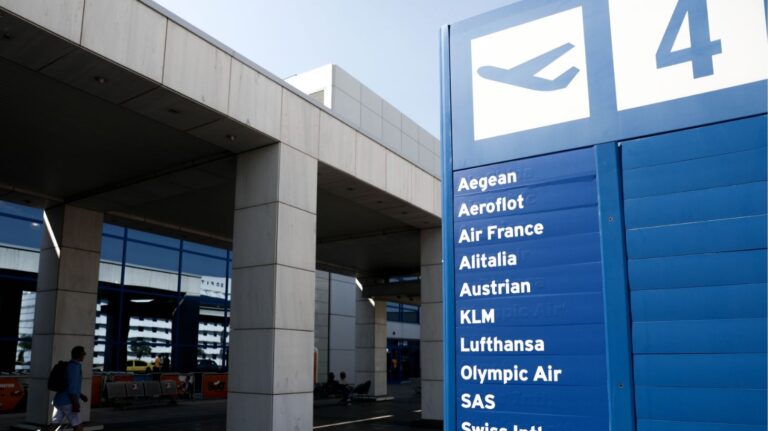 ΥΠΑ για το «μπλακ άουτ» στο FIR Αθηνών: Μαζική παρεμβολή σε όλες τις συχνότητες του FIR