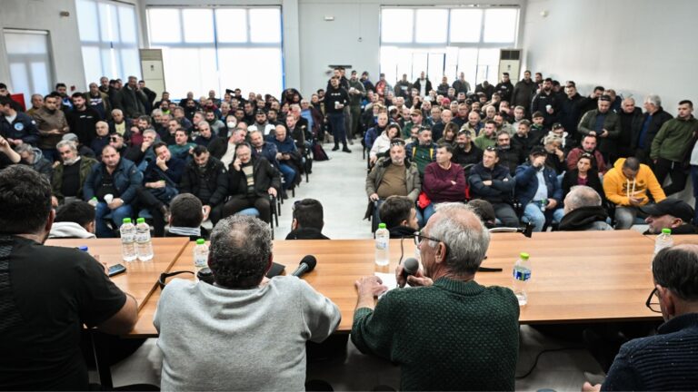 «Λευκός καπνός» από τους αγρότες της πλειοψηφίας για συνάντηση με Μητσοτάκη – Χωρίς συλλαλητήριο, με τα τρακτέρ στα μπλόκα
