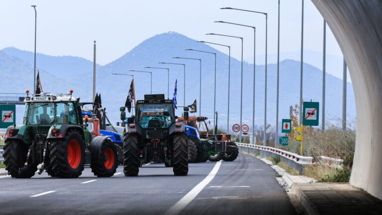 Κλιμακώνουν οι αγρότες μετά τις ανακοινώσεις της κυβέρνησης – Μπλακ άουτ στη χώρα, κλείνουν τα Τέμπη και ζητούν συνάντηση με Μητσοτάκη