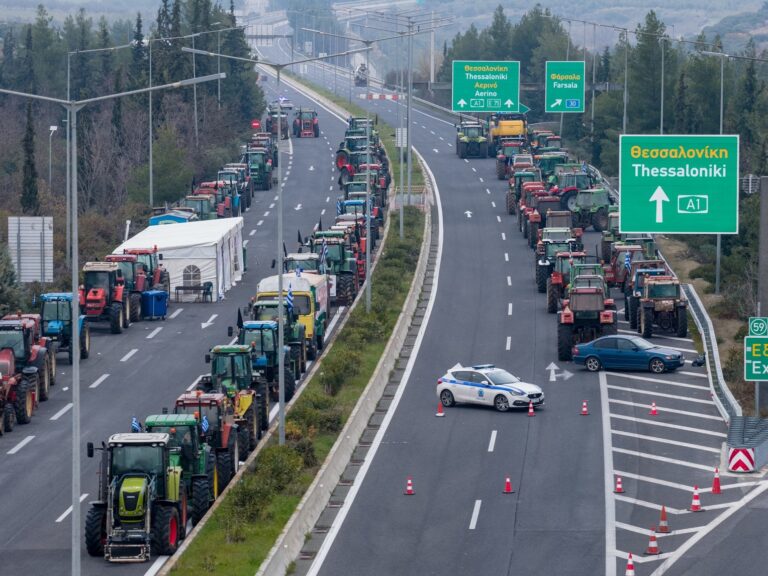 Κλήσεις από 500 ευρώ θα κόβει η ΕΛΑΣ σε όσους κλείνουν δρόμους και υποδομές – Η απάντηση της κυβέρνησης στα μπλόκα