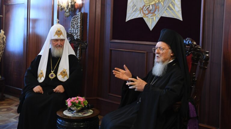 Γιατί συγκρούονται Μόσχα και Οικουμενικό Πατριαρχείο – Το παρασκήνιο πίσω από τις βαριές κατηγορίες κατά Βαρθολομαίου