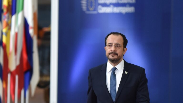 Διαστάσεις χιονοστιβάδας παίρνει το σκάνδαλο διαφθοράς στην Κύπρο καθώς παραιτείται ο κορυφαίος βοηθός του προέδρου