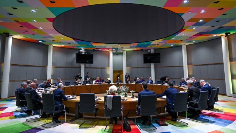 «Δεν υπάρχει επιστροφή με τις ΗΠΑ»: Το Politico περιγράφει το βαρύ κλίμα πίσω από τις κλειστές πόρτες της Συνόδου στις Βρυξέλλες