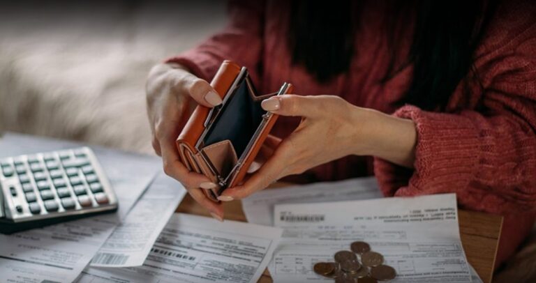 «Το τζάμπα πέθανε» – Αν δεν μπορούμε να ζήσουμε με 800 ευρώ, πρόβλημά μας – Ο κυνισμός ως κυβερνητική γλώσσα