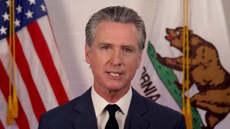 Ο κυβερνήτης της Καλιφόρνια «τα χώνει» στους Ευρωπαίους για «υποχωρητικότητα στον Τραμπ» – «Έπρεπε να τους είχα φέρει επιγονατίδες»