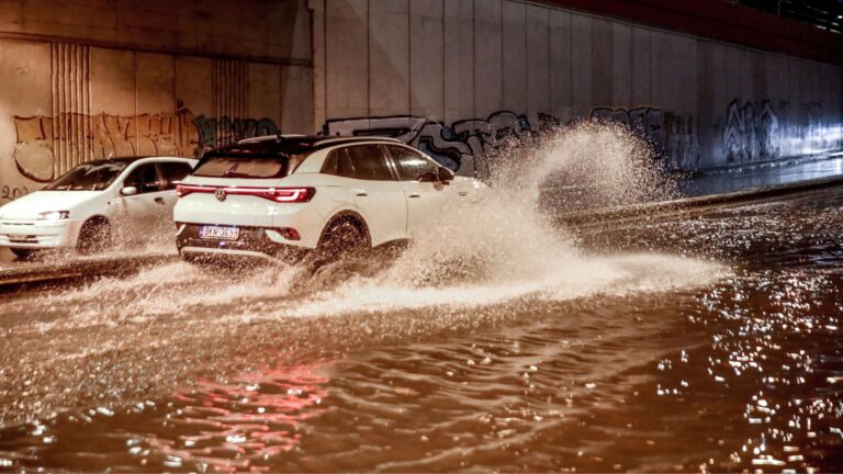 Στο έλεος της κακοκαιρίας η Αττική – Χάος στους δρόμους, «βούλιαξαν» αυτοκίνητα – Φούσκωσαν τα ρέματα, υπερχείλισε στον Ασπρόπυργο