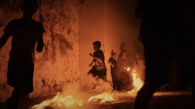 «Ο Κληδόνας στις Μαργαρίτες»: Ένα κινηματογραφικό ταξίδι στη μαγεία του θερινού ηλιοστασίου και τη συλλογική μνήμη | Βίντεο