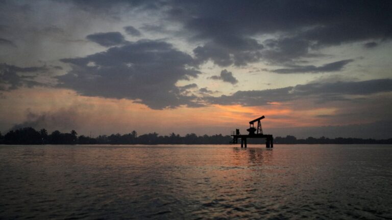 Βενεζουέλα: Πώς εξηγείται το παράδοξο «πολύ πετρέλαιο, φτωχή χώρα» – Απομόνωση, κυρώσεις και γεωπολιτικά παιχνίδια