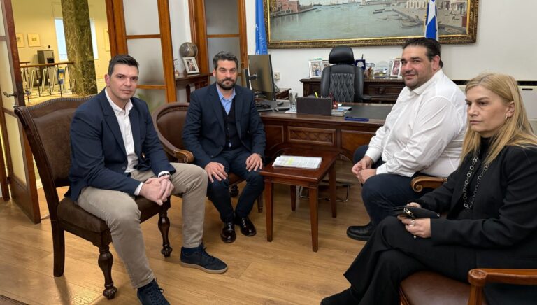 Στέγη, υποστελέχωση και αλλαγές στην Αυτοδιοίκηση στο τραπέζι της συνάντησης Σημανδηράκη – Λιβάνιου