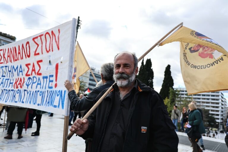 «Πρέπει να σηκωθούμε να πάμε μετανάστες εμείς αν δεν μας δώσει κάτι· είμαστε τελειωμένοι» – Ολονυχτία στο Σύνταγμα με τα τρακτέρ