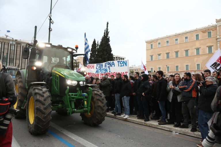 Στο Σύνταγμα οι αγρότες με δεκάδες τρακτέρ – Μεγάλο συλλαλητήριο έξω από τη Βουλή
