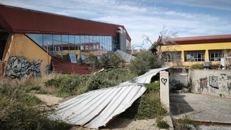 Χανιά: Οι δυνατοί άνεμοι ξήλωσαν την οροφή από κολυμβητήριο-φάντασμα στα Κουνουπιδιανά – Ένα μνημείο εγκατάλειψης και κινδύνου στο Ακρωτήρι