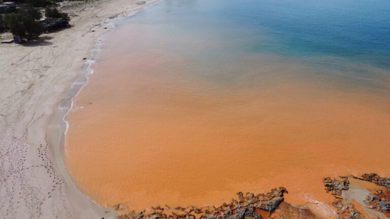 Χανιά: Συναγερμός για την «Παχειά Άμμο» στον Σταυρό – Η παρέμβαση της ΕΛΛΕΤ για το αντλιοστάσιο λυμάτων