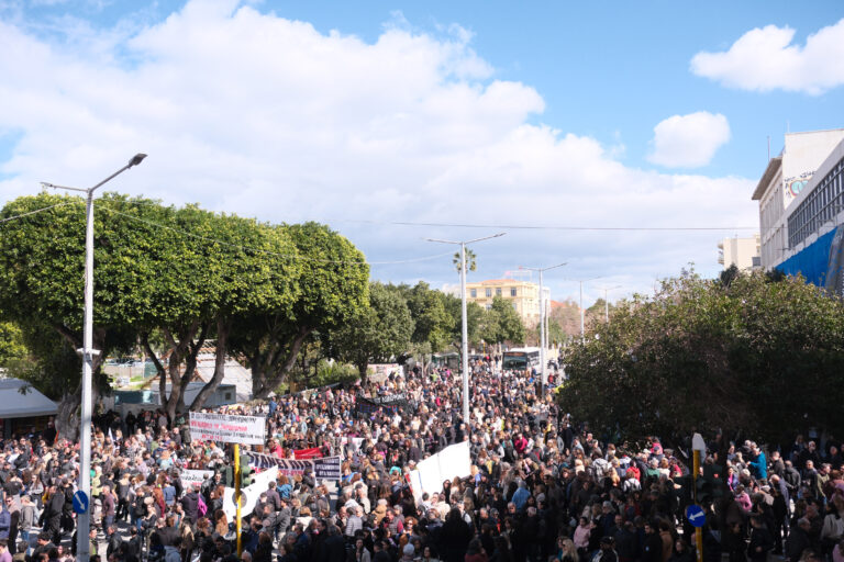 Χανιά: Ηχηρό αίτημα για δικαιοσύνη στην επέτειο των Τεμπών – Μαζική συμμετοχή και συγκίνηση στην πλατεία Αγοράς