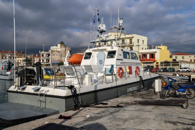 Χίος: Όλοι οι επιζώντες που είδε η ανακρίτρια είπαν ότι το Λιμενικό τους εμβόλισε και ότι δεν αναγνωρίζουν τον Μαροκινό ως οδηγό, αλλά τον προφυλάκισε