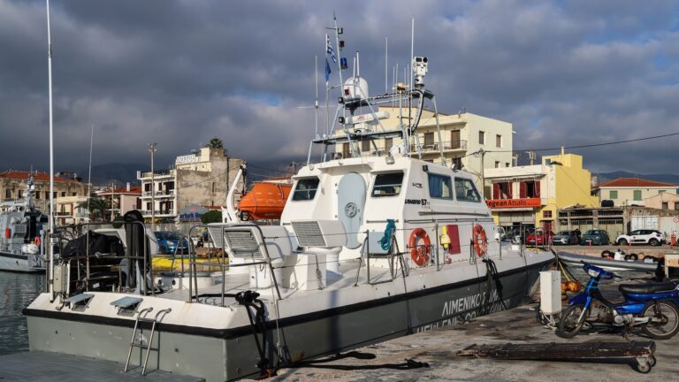 Τραγωδία στη Χίο: Εντολή για ΕΔΕ έδωσε ο Κικίλιας, «ανείπωτη θλίψη, εχθροί της χώρας οι σύγχρονοι λαθρέμποροι» – Για διεμβολισμό του σκάφους του μιλά το Λιμενικό