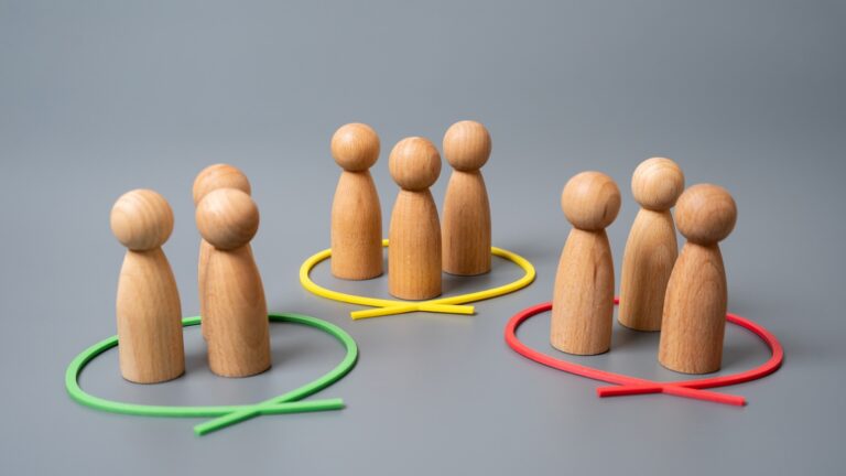 Δημογραφικό και μετανάστευση των νέων πληγώνουν την Ελλάδα – Οι δυσοίωνες προβλέψεις για τον πληθυσμό