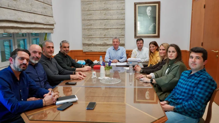 Συνάντηση Περιφερειάρχη Κρήτης με ΑΘΛΗ.Σ.Υ. για τον Ημιμαραθώνιο Κρήτης 2026 στο Αρκαλοχώρι