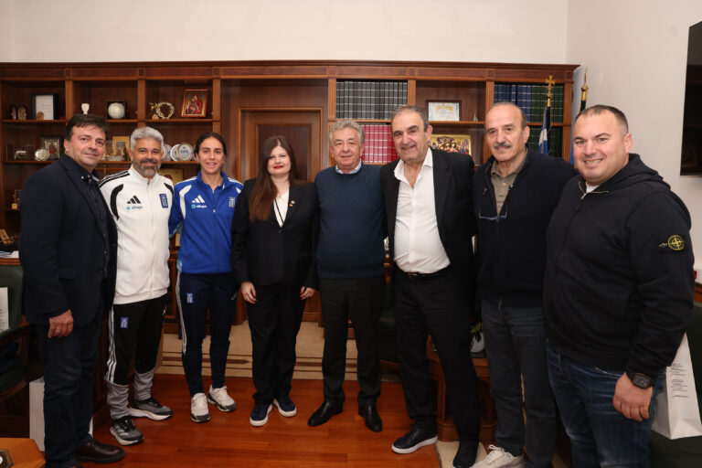 Συνάντηση Αρναουτάκη με τον Αναπληρωτή Πρόεδρο της ΕΠΟ και την Εθνική Ομάδα Ποδοσφαίρου Γυναικών