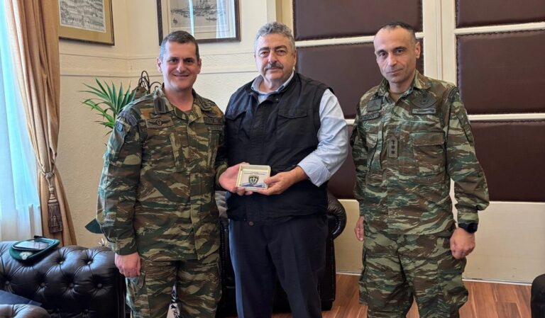 Συνάντηση Αντιπεριφερειάρχη Χανίων με διοικητές Καταδρομών Αλεξιπτωτιστών