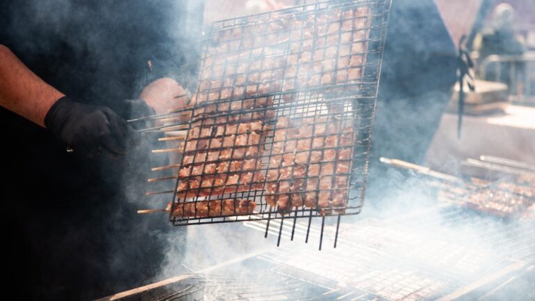 «Αλμυρή» η φετινή Τσικνοπέμπτη – Ράλι ανόδου έως και 34% στα κρέατα