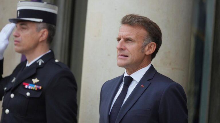 «Βόμβες» Μακρόν: Ζητά ευρωομόλογο και απαγκίστρωση από το δολάριο – Κατηγορεί τον Τραμπ ότι επιδιώκει διαμελισμό της ΕΕ