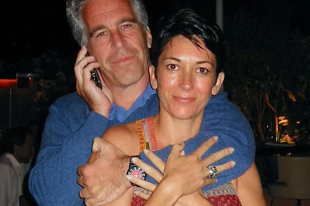 Υπόθεση Έπσταϊν: Η Μάξγουελ, όπως κι ο “Φραπές”, επικαλέστηκε το “δικαίωμα στη σιωπή” στην κατάθεσή της – Δεν πιστεύει ότι ο Έπσταϊν αυτοκτόνησε