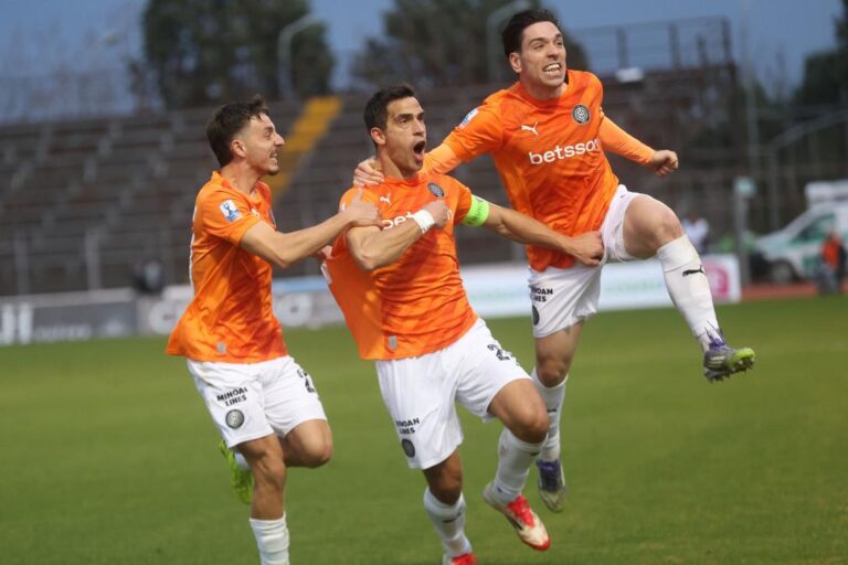 Λεβαδειακός – ΟΦΗ 0-1: Ηρωική πρόκριση στον τελικό με δέκα παίκτες