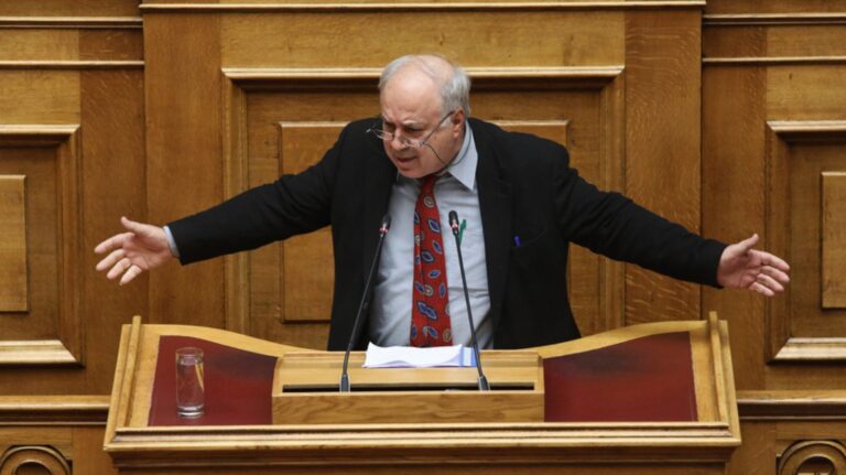 Το ΠΑΣΟΚ διέγραψε τον Παρασκευαΐδη μετά τις απαράδεκτες δηλώσεις για «συγκυβέρνηση και με τη δικτατορία»