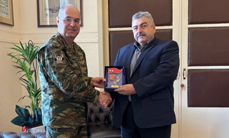 Εθιμοτυπική επίσκεψη του νέου Διοικητή του Πεδίου Βολής Κρήτης στον Αντιπεριφερειάρχη Χανίων