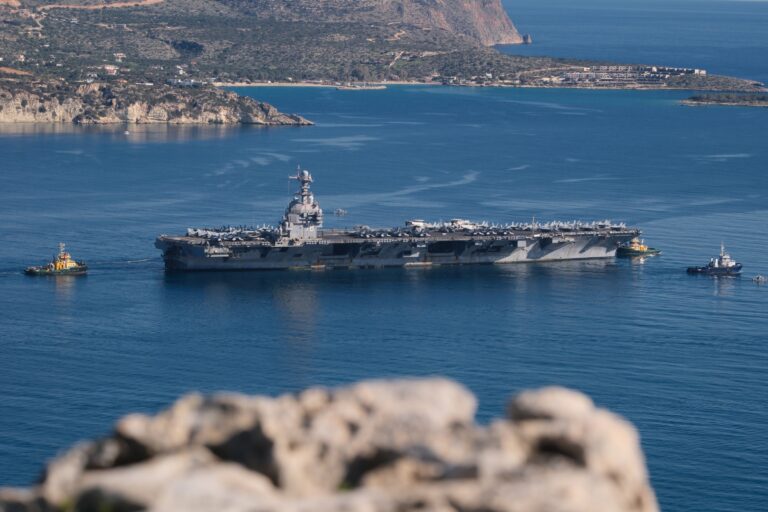 Πρέπει κάποια στιγμή να συζητήσουμε σοβαρά… Αξίζει το οικονομικό όφελος από τις επισκέψεις αεροπλανοφόρων, τις πιθανές τεράστιες επιπτώσεις στην οικονομία του νησιού;