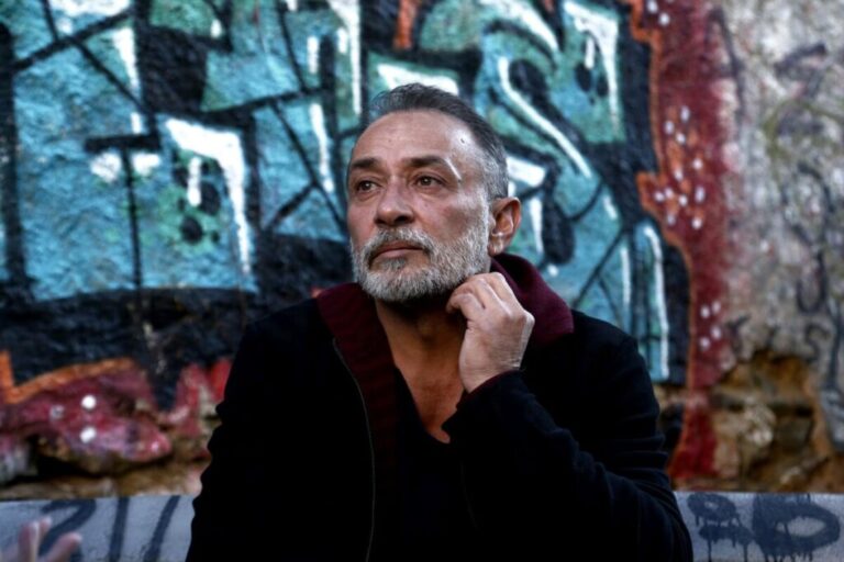 Από την Τεχεράνη στην Αθήνα: Ο Κρητικοϊρανός Βασίλης Κουκαλάνι μιλά για τον πόλεμο, το καθεστώς, την Αριστερά και τον… Μίκη Θεοδωράκη στο Ιράν