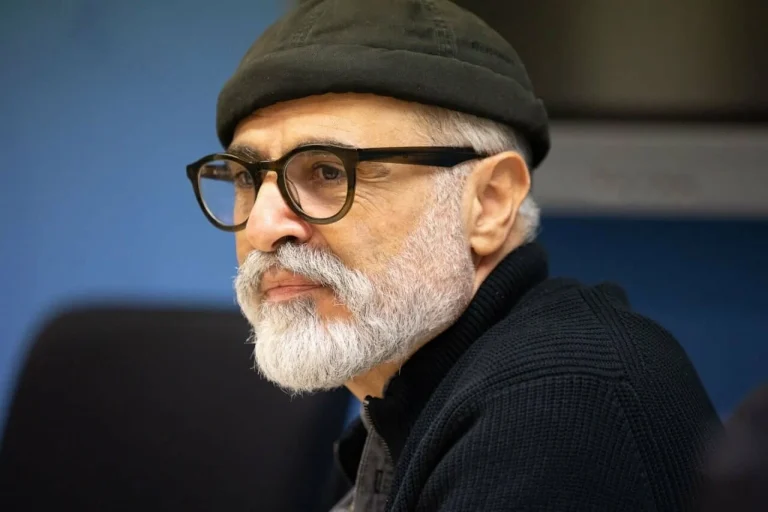 Σαχράμ Χοσραβί: “O πόλεμος όχι μόνο δεν βοήθησε αλλά, αντιθέτως, λειτούργησε πυροσβεστικά απέναντι στη μεγαλύτερη μέχρι σήμερα λαϊκή εξέγερση στο Ιράν”