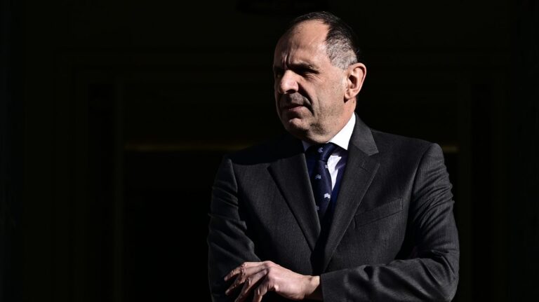 Ψύχραιμος ο Γεραπετρίτης: Δεν βλέπει κίνδυνο για τη Σούδα ενώ βαθαίνει η ελληνική εμπλοκή στον πόλεμο