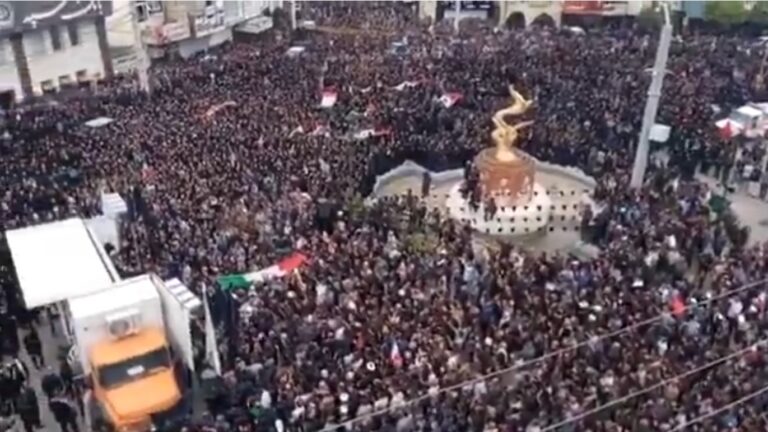 Ιράν: Σε κλίμα οδύνης κηδεύονται τα θύματα που έχασαν τη ζωή τους σε πλήγμα σε σχολείο – Στους 168 οι νεκρές μαθήτριες
