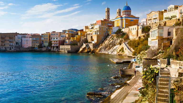 Η Κρήτη και η Σύρος στους πιο αξιόλογους προορισμούς για το 2026 – Νέα αεροπορική σύνδεση μεταξύ των δύο νησιών