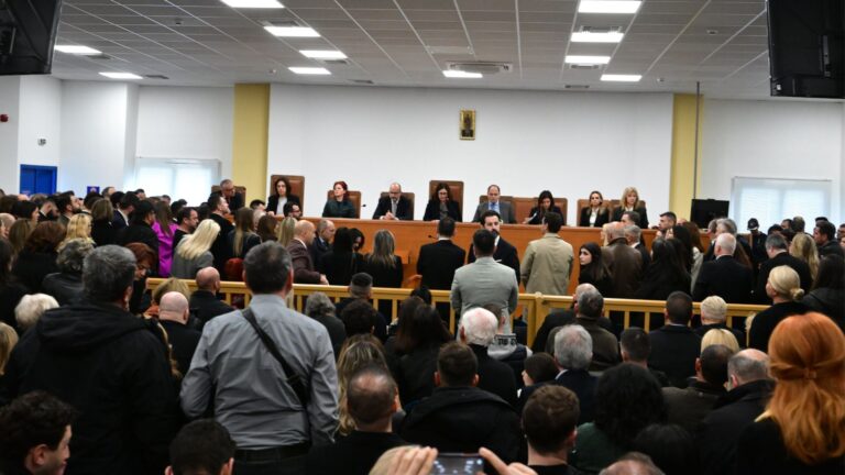Ασέβεια και προχειρότητα στη δίκη για τα Τέμπη – Ακατάλληλη η αίθουσα, οργή από τους συγγενείς, μπαράζ διακοπών και επόμενη δικάσιμος την… Πρωταπριλιά