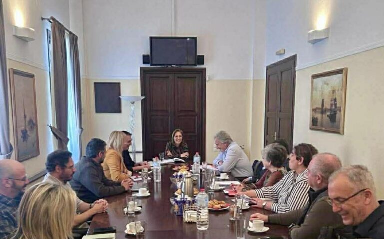 Σύσκεψη στην Αποκεντρωμένη Διοίκηση Κρήτης για τη λειτουργία της ΥΔΟΜ Σητείας