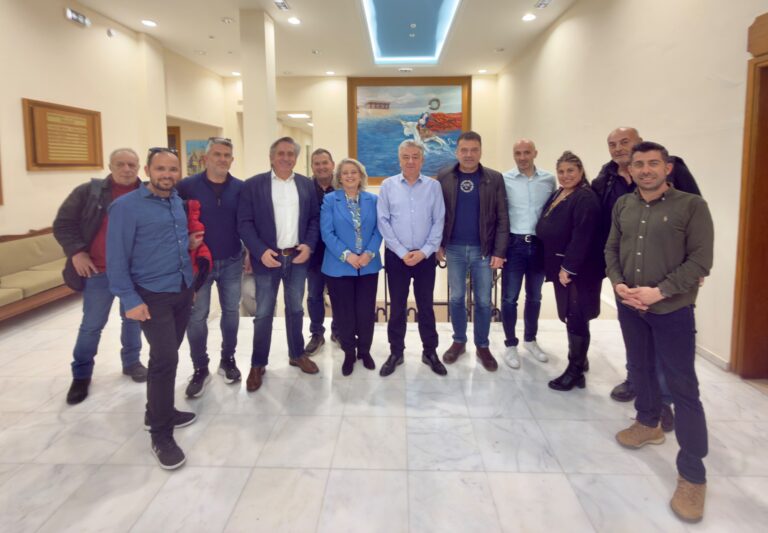 Συνάντηση Αρναουτάκη με ΔΟΕ: Στο επίκεντρο τα στεγαστικά προβλήματα και η μεταφορά μαθητών στα σχολεία της Κρήτης