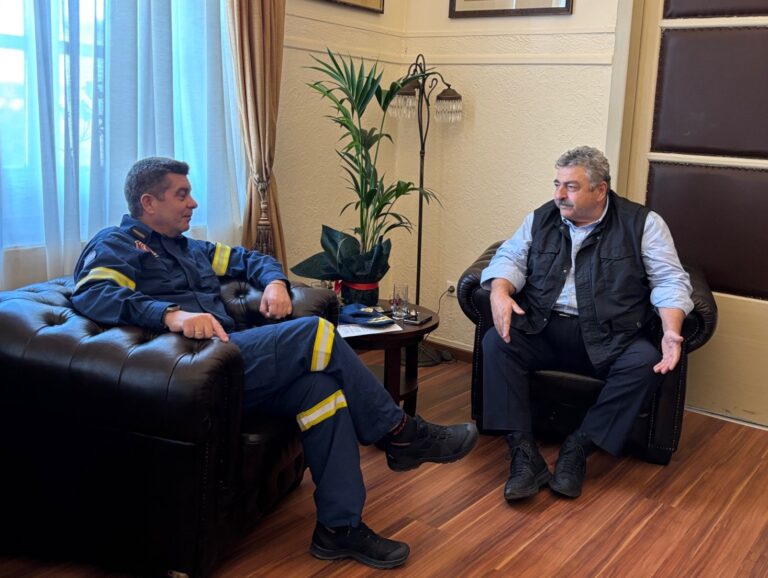 Εθιμοτυπική επίσκεψη του νέου Περιφερειακού Διοικητή Πυροσβεστικής στον Αντιπεριφερειάρχη Χανίων
