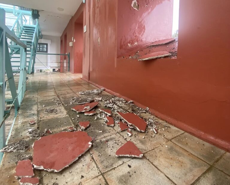 Φοιτητικός Σύλλογος Εστιών Πολυτεχνείου Κρήτης: Νέα αποκόλληση τεράστιων κομματιών σοβά από οροφή – “Τα κέρδη τους ή οι ζωές μας”