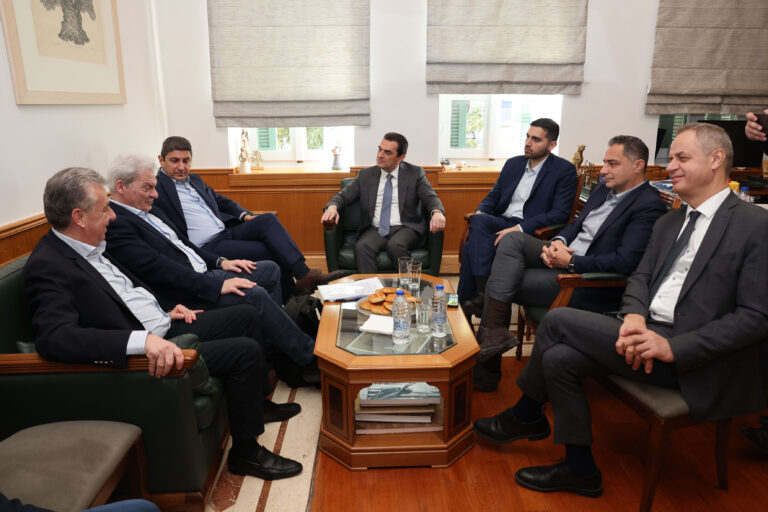 Σκρέκας από Ηράκλειο: «Η Κρήτη αποτελεί βασική προτεραιότητα για τη Ν.Δ.» – Αρναουτάκης: Ζητάμε αποκέντρωση αρμοδιοτήτων και πόρους