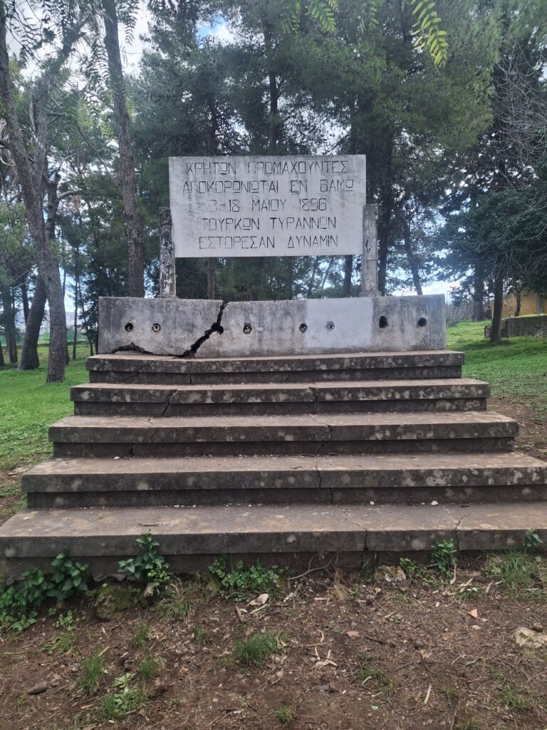 Η Λαϊκή Συσπείρωση καλεί τον Δήμο Αποκορώνου να συντηρήσει το μνημείο της πολιορκίας του Βάμου