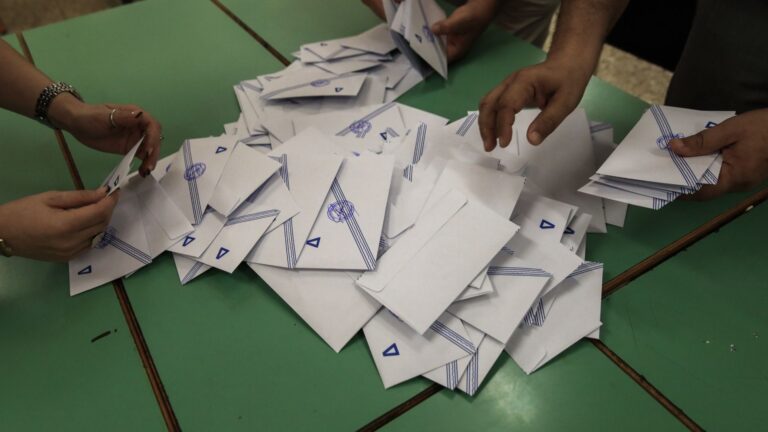 67% επιθυμεί αλλαγή σκυτάλης στην εξουσία – Στους ψηφοφόρους του ΠΑΣΟΚ το 57,2% θέλει κυβέρνηση με κόμματα της αριστεράς, το 13,2% αυτοδύναμη ΝΔ