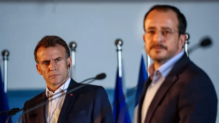 Εμανουέλ Μακρόν: Επίσκεψη του προέδρου της Γαλλίας στη Σούδα – Τον υποδέχτηκε ο Δένδιας