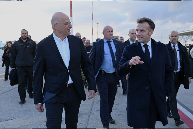 Στη Σούδα ο Εμανουέλ Μακρόν: Η στρατηγική επιθεώρηση του «Σαρλ ντε Γκωλ» και το μήνυμα ευρωπαϊκής αλληλεγγύης προς την Κύπρο