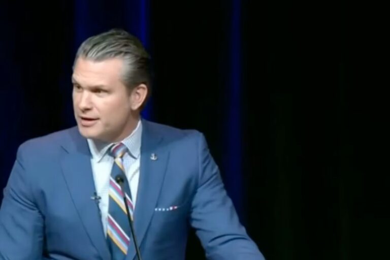 «Δοκιμασμένη στο πεδίο»: Ο Πιτ Χέγκσεθ προσευχήθηκε για “συντριπτική βία” και “δικαιοσύνη χωρίς οίκτο” εναντίον του Ιράν