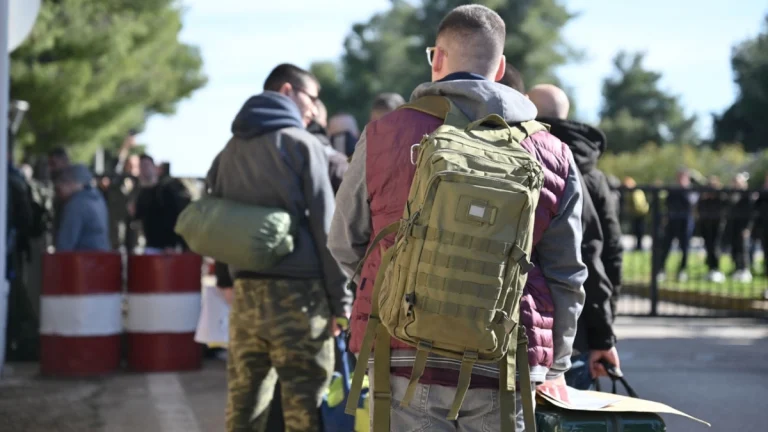 Επιστράτευση στην Ελλάδα: Πότε ενεργοποιείται, ποιοι καλούνται και τι προβλέπει ο νόμος – Όλα όσα πρέπει να γνωρίζεις